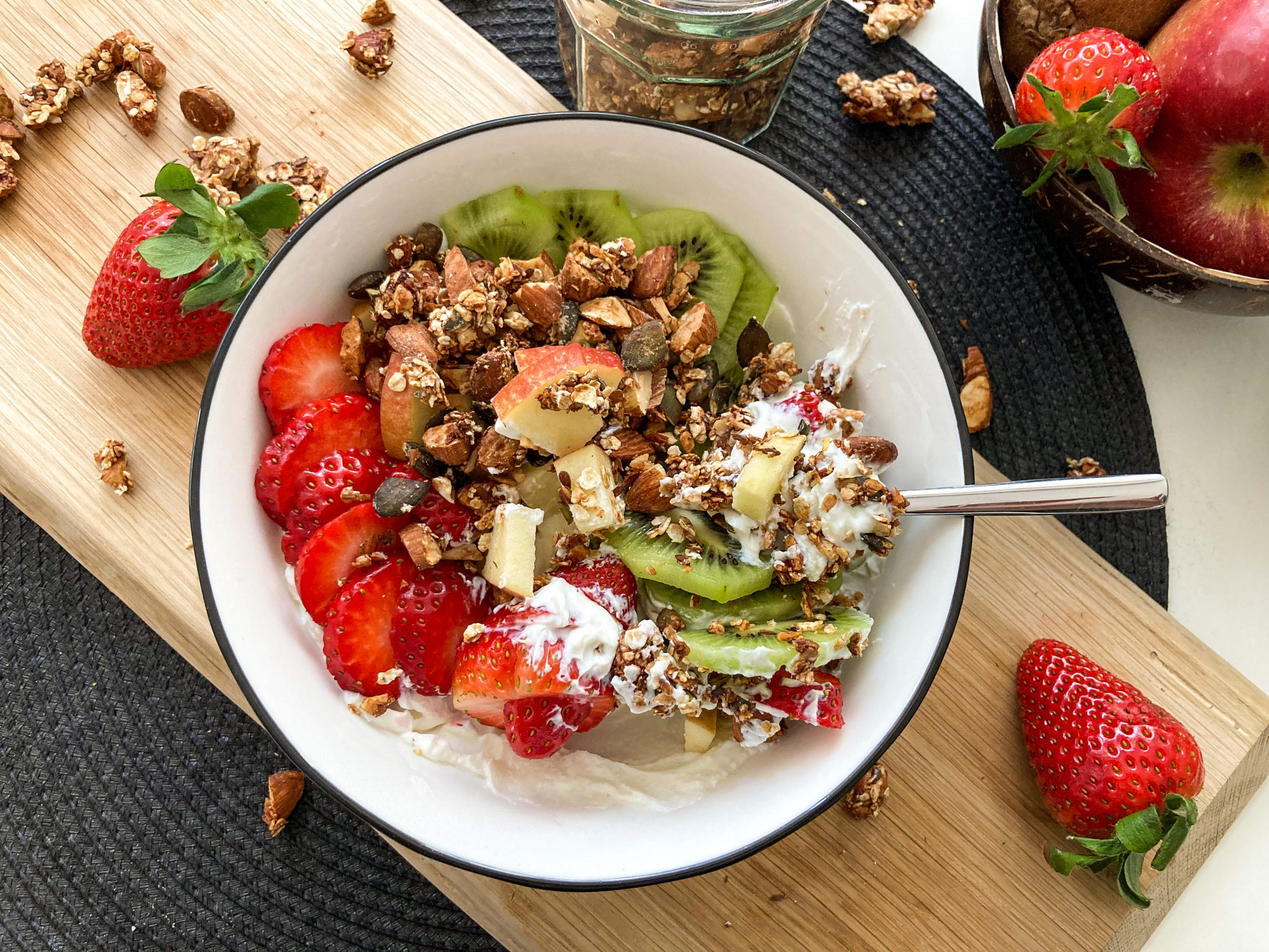 Power-Bowl mit Erdbeeren &amp; Mandel-Granola zum Frühstück